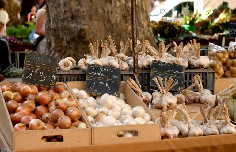 saint_chinian_market_2_south_france_holiday_villas