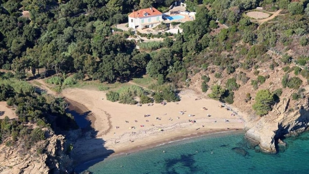 View of beach cove with holiday villa in the South of France