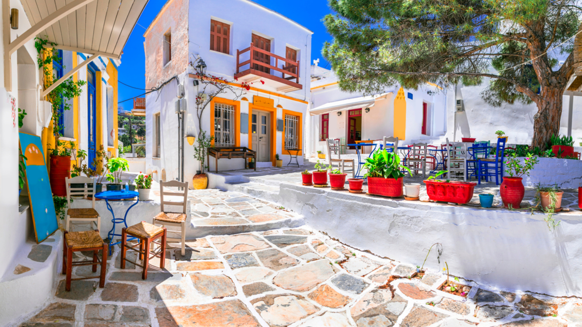 Colourful traditionnal white greek houses with stunning flowers